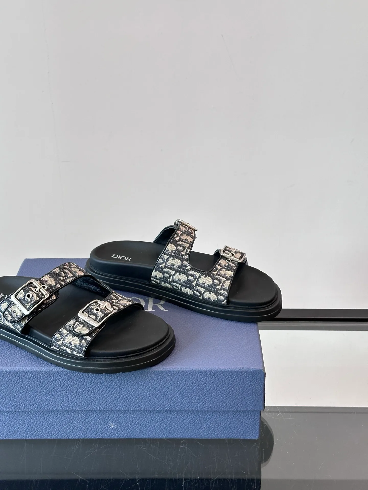 Factory price: 300💰Dior Aqua men's sandals and slippers. Showcasing Dior haute couture design. The Dior gray suede strap is accented with an aluminum Dior buckle for added style. Paired with a comfortable tonal notch sole, they pair easily with shorts or jeans for a sophisticated look. Main body: suede cow leather, technical fabric lining: cow leather, with adjustable straps, aluminum Dior buckle, Dior gray EVA insole, tonal notch rubber outsole splicing structure👌👌 size: 38-44 (45.46 customized)